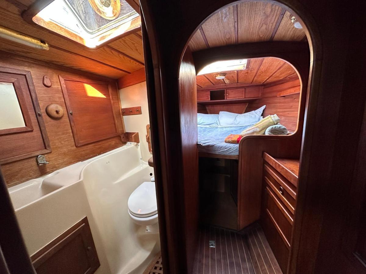 Готель Unique Wooden Sail Yacht + 2 Bikes Included! Сан-Адріа-де-Бесос Екстер'єр фото