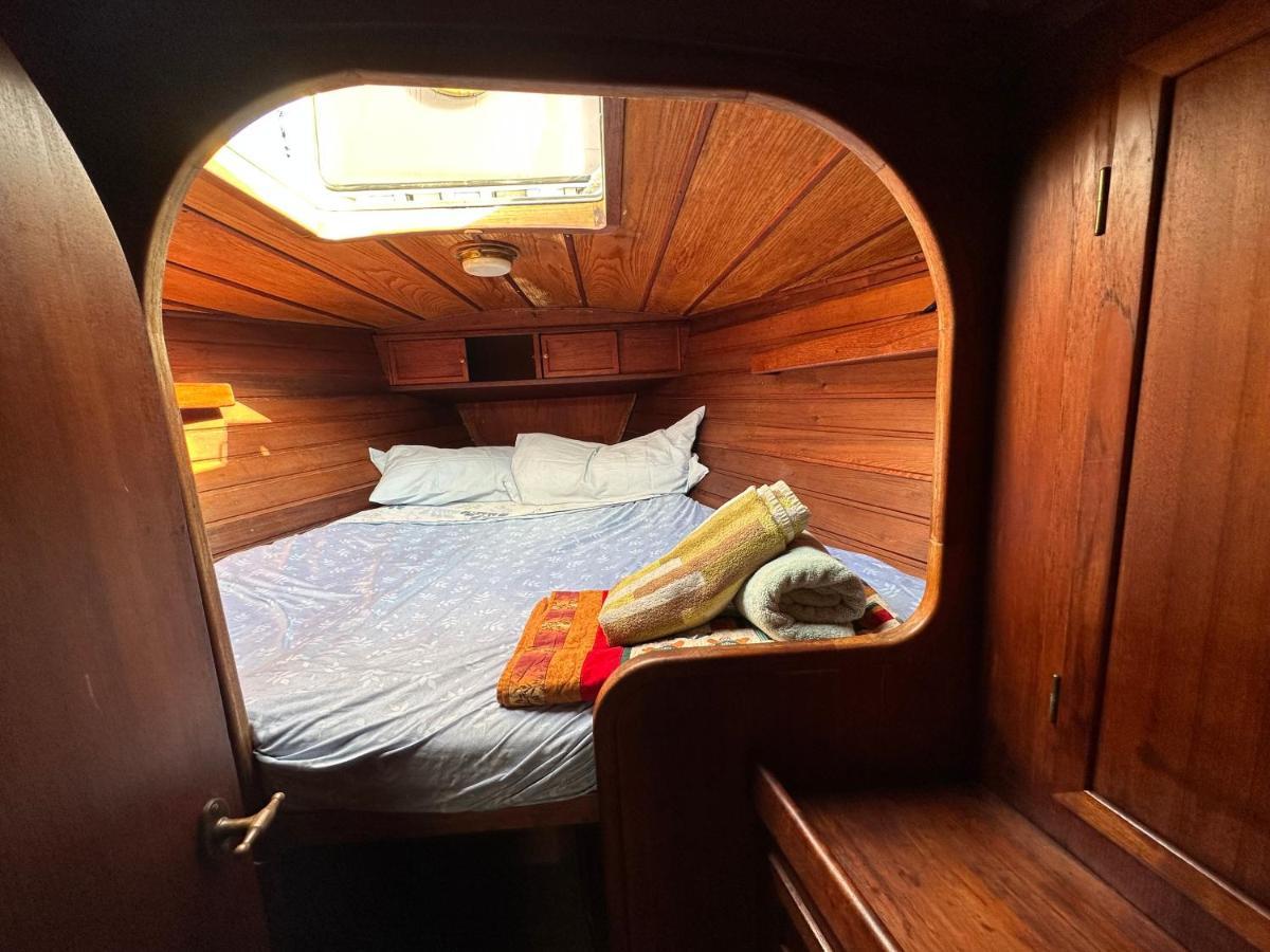 Готель Unique Wooden Sail Yacht + 2 Bikes Included! Сан-Адріа-де-Бесос Екстер'єр фото